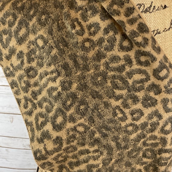 NWT Steve Madden Mid-Weight Leopard Print Muffler Scarf - Picture 2 of 7